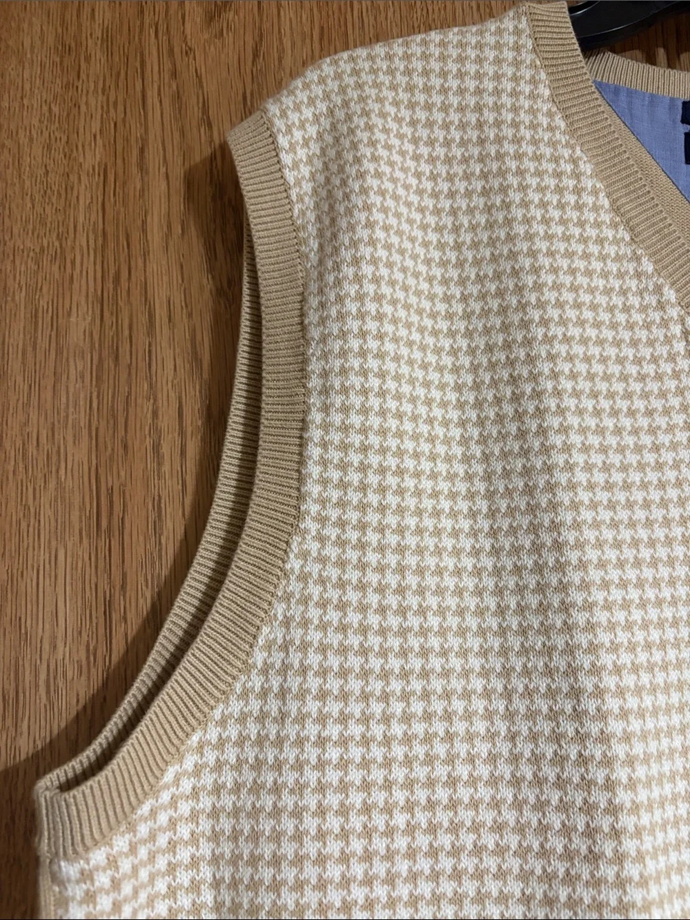 Tommy Hilfiger Men’s Beige & Cream Houndstooth V-Neck Sweater Vest